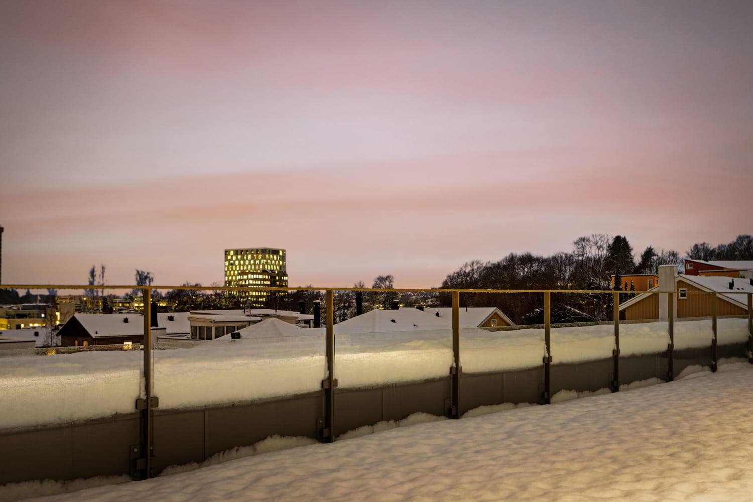 Nydelig utsikt fra sydvestvendt takterrasse