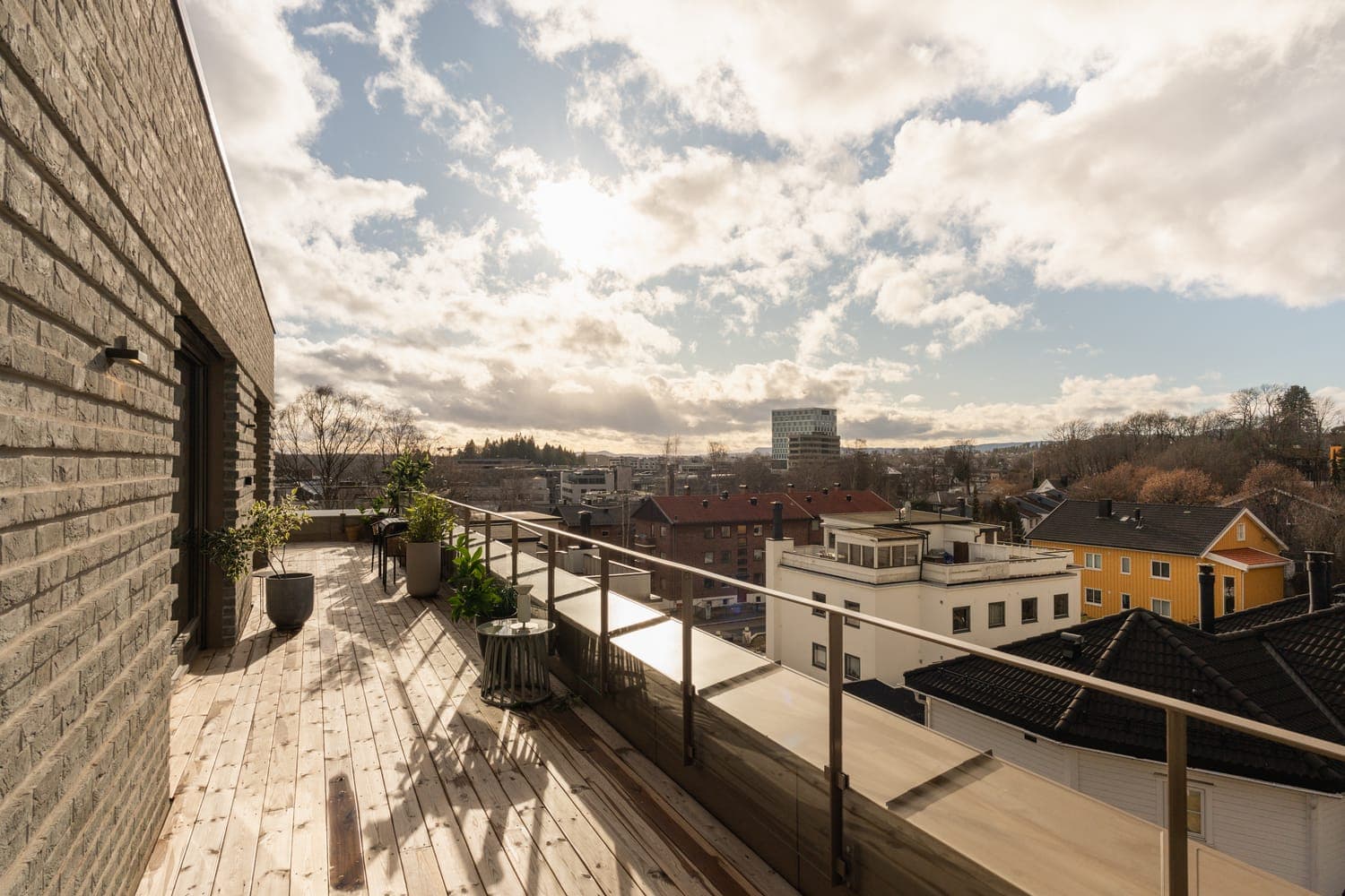 Deler av privat takterrasse på 66 kvm i leilighet C7.